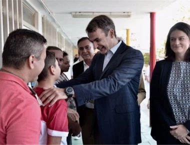 Επίσκεψη του Κυριάκου Μητσοτάκη σε σχολεία στη Ραφήνα (φωτο-βίντεο)